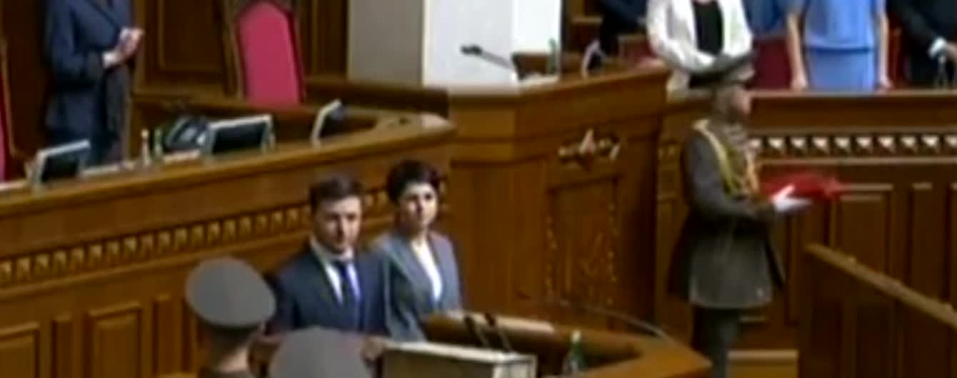 Конфуз на інавгурації Зеленського. Нардеп розповів, як ловив президентське посвідчення