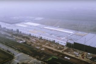 Впечатляюще. Появилось видео с почти достроенного завода Tesla в Шанхае