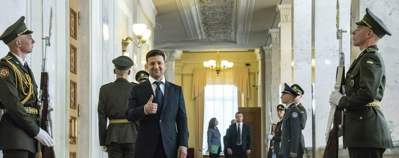 Открытая Банковая, роспуск парламента и встреча с лидерами фракций. Как прошел первый день Зеленского на Банковой