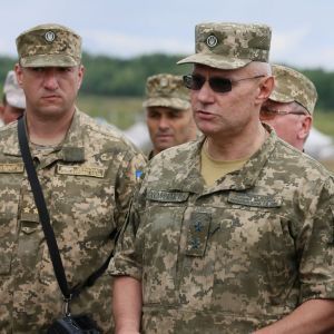 "Я выходил вместе с теми людьми". Начальник Генштаба Хомчак рассказал об Иловайске
