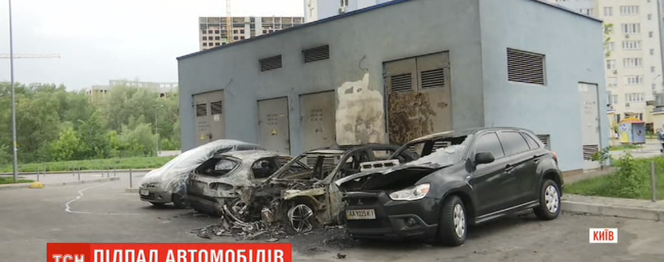 В столице дотла сгорело пять автомобилей