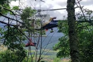 У Каліфорнії жінка вижила після того, як на машині вилетіла зі 140-метрової скелі