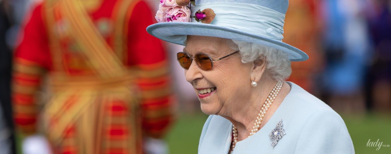 Бодра и красива: 93-летняя королева Елизавета II в нежно-голубом наряде посетила вечеринку