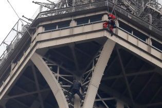 Росіянина, який намагався видертися на Ейфелеву вежу, відправили до психлікарні