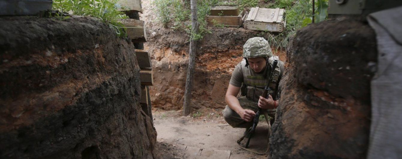 Террористы на Донбассе стреляли из запрещенного оружия, боец ООС ранен