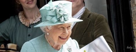 В бирюзовом пальто и плиссированном платье: королева Елизавета II на мероприятии в Лондоне