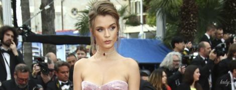 Показала довгі ноги і пишне декольте: Жозефін Скривер на червоній доріжці у Каннах