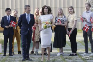 Струнка і красива: кронпринцеса Мері в білій сукні сходила на виставку