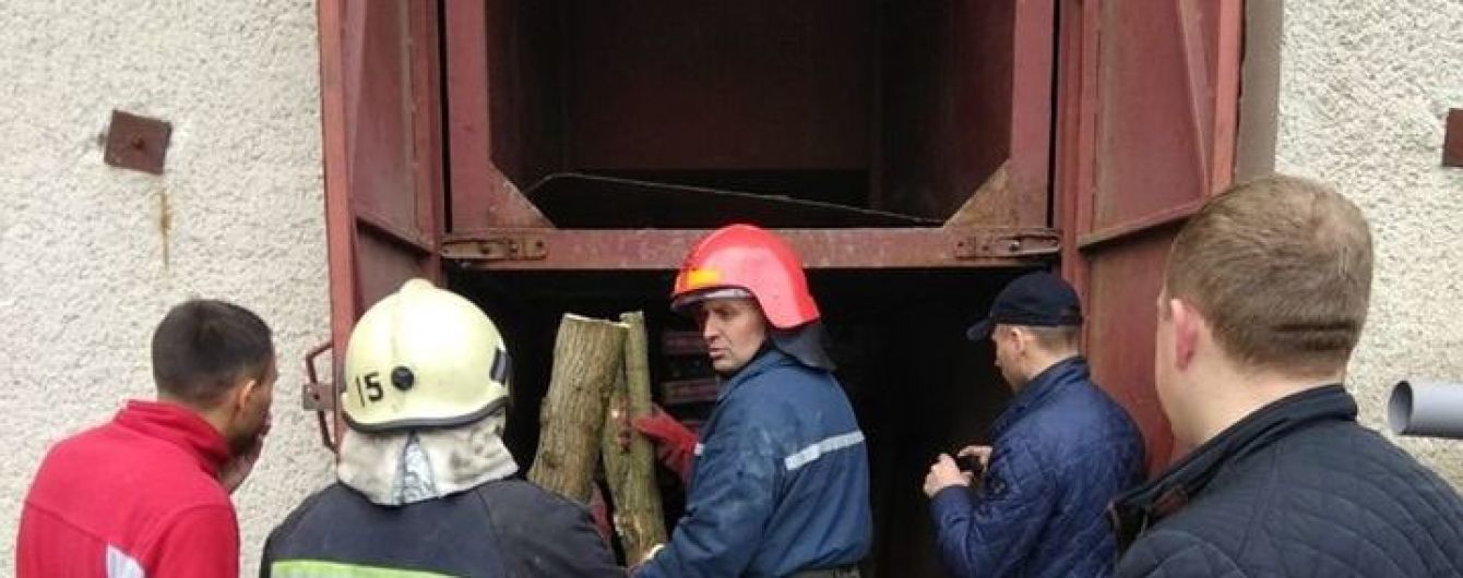 На Львівщині вантажний ліфт розчавив двох людей