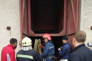 На Львівщині вантажний ліфт розчавив двох людей