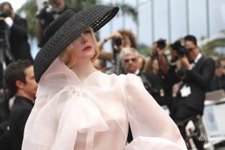 Снова светит бельем: Эль Фэннинг в наряде Christian Dior на красной дорожке Канн