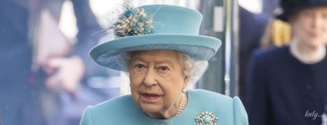 Ще один відтінок бірюзи: королева Єлизавета II показала черговий барвистий образ