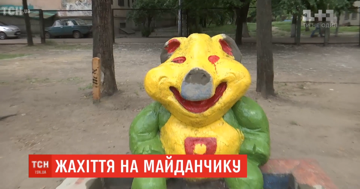 Зеленый медведь и свинья с кровавыми глазами. Коммунальщики необычно покрасили скульптуры на детплощадке