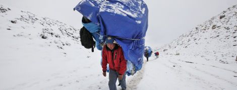 Двоє альпіністів загинули через аномально велику чергу на Еверест