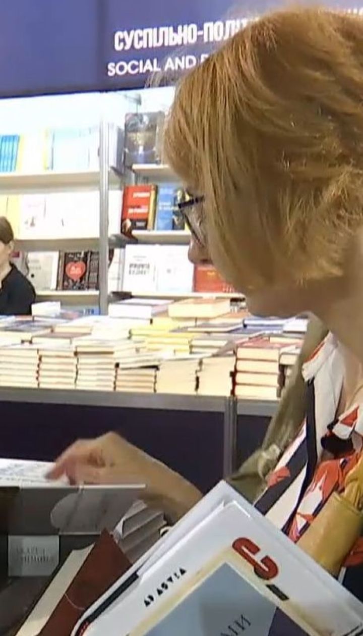 Аншлаг і черги на вході: у Києві у розпалі Міжнародний фестиваль "Книжковий Арсенал"