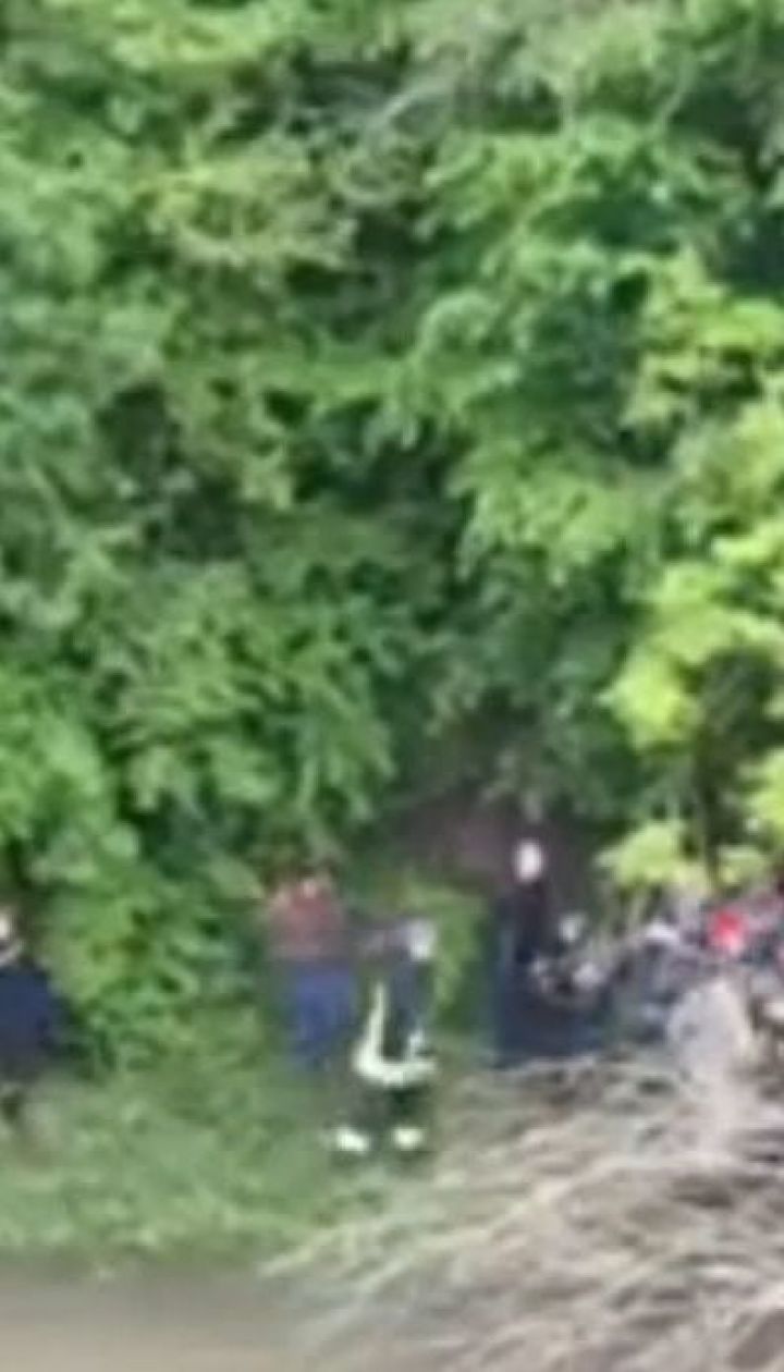 Закарпатські рятувальники знайшли тіло 10-річного хлопчика, який впав у річку поблизу школи