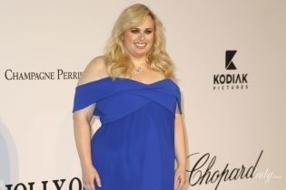 Грайливо оголивши плечі: фігуриста Ребел Вілсон у синій сукні блищала на каннській вечірці