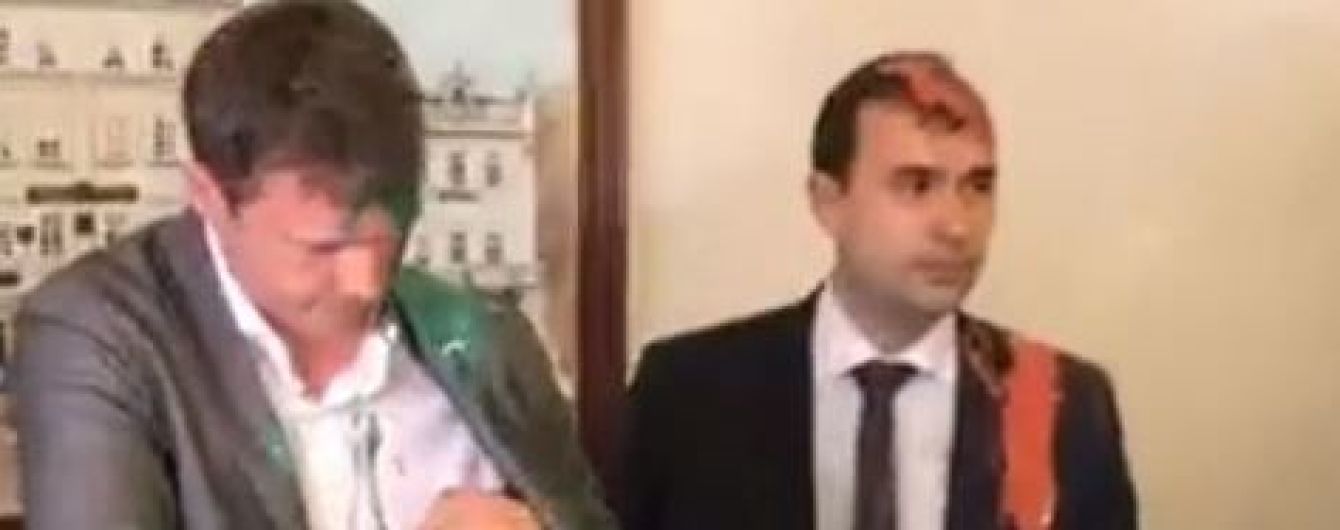 У Львові заступника Садового облили фарбою
