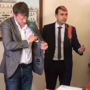 У Львові заступника Садового облили фарбою