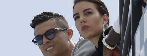 Декольте не світить, зате з сумкою Birkin: Джорджина Родрігес разом з Кріштіану Роналду приїхала до Монако