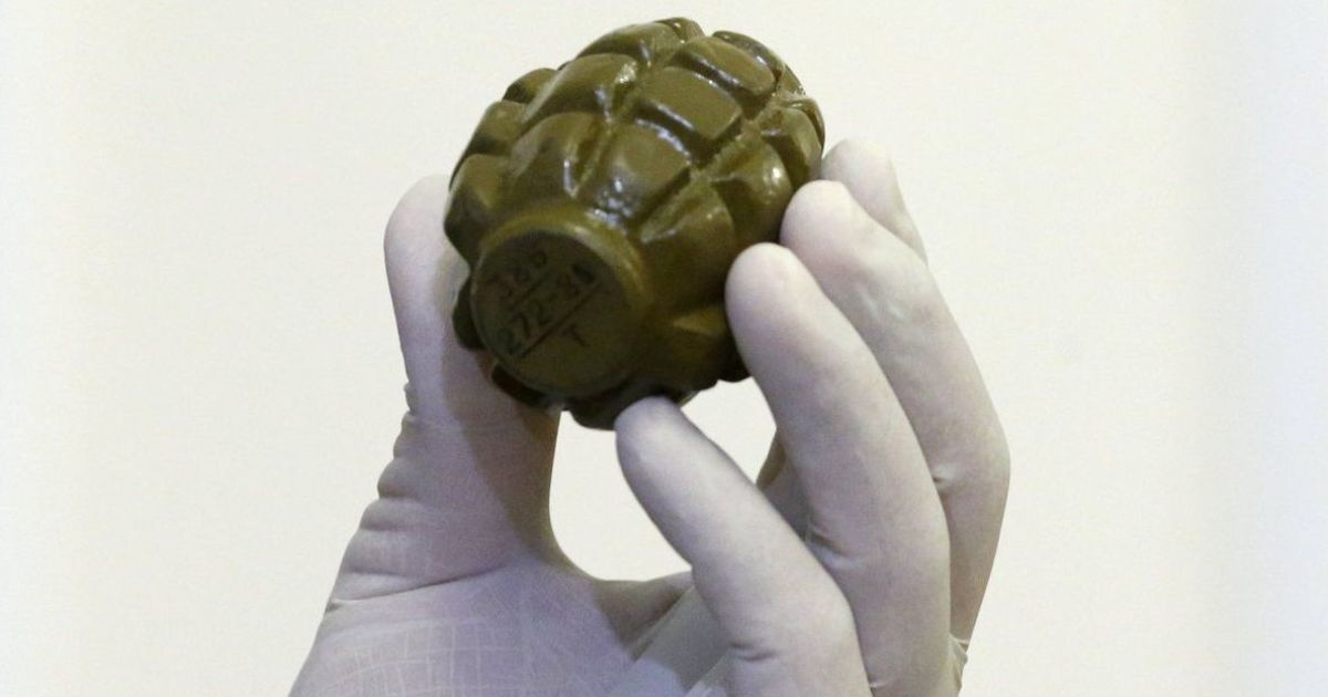 В Одесі біля воріт заводу шампанських вин залишили коробку з бомбою і гранатою: саморобний муляж