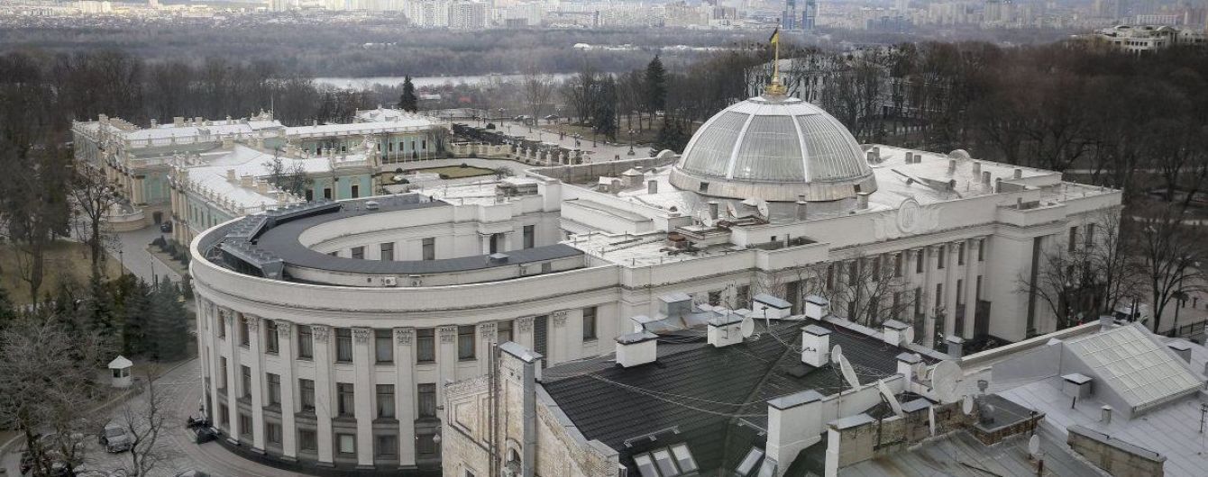 Дебаты на кулаках и попытки самосожжения: чем запомнились созыва ВР за время независимости