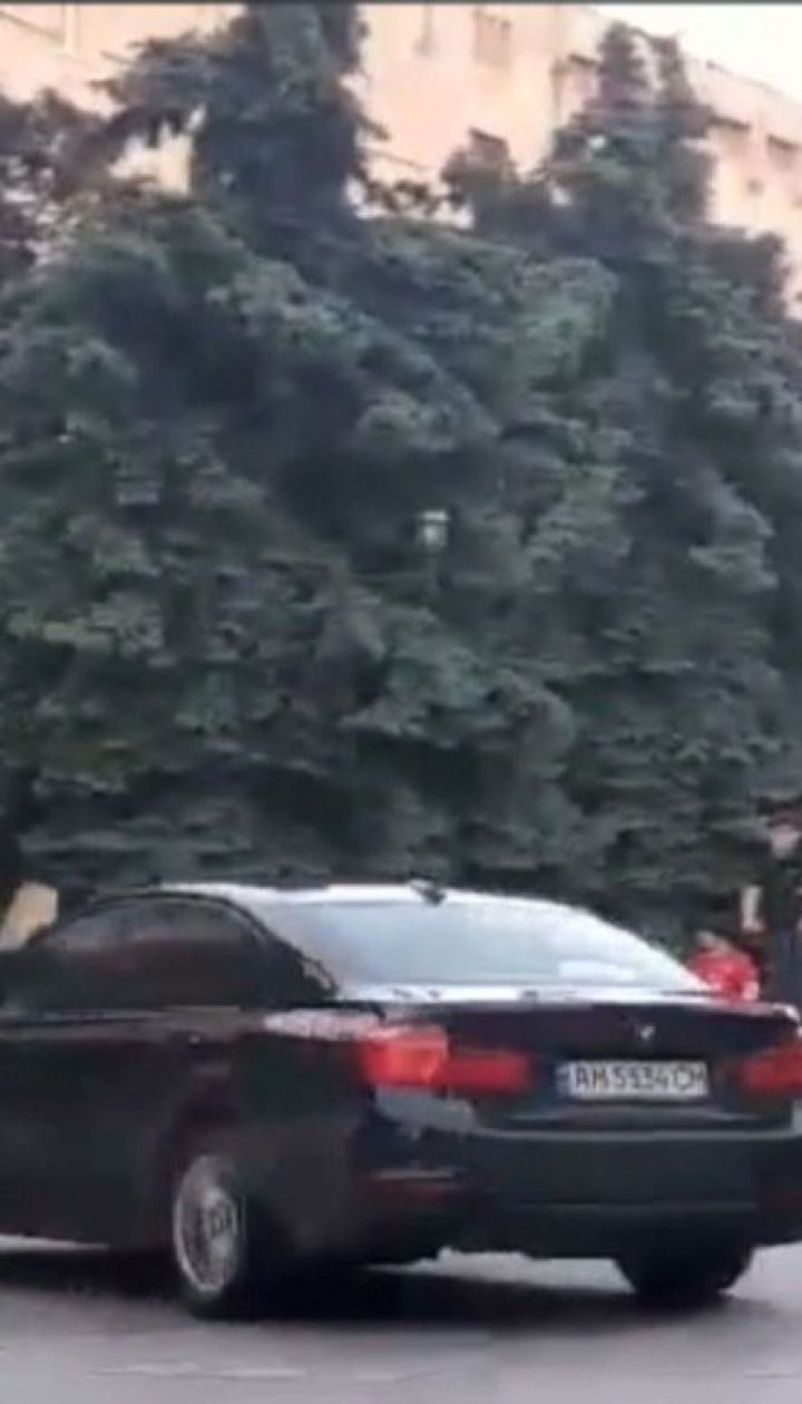 В Житомире полиция остановила водителя, который гонял по тротуарам на своем БМВ