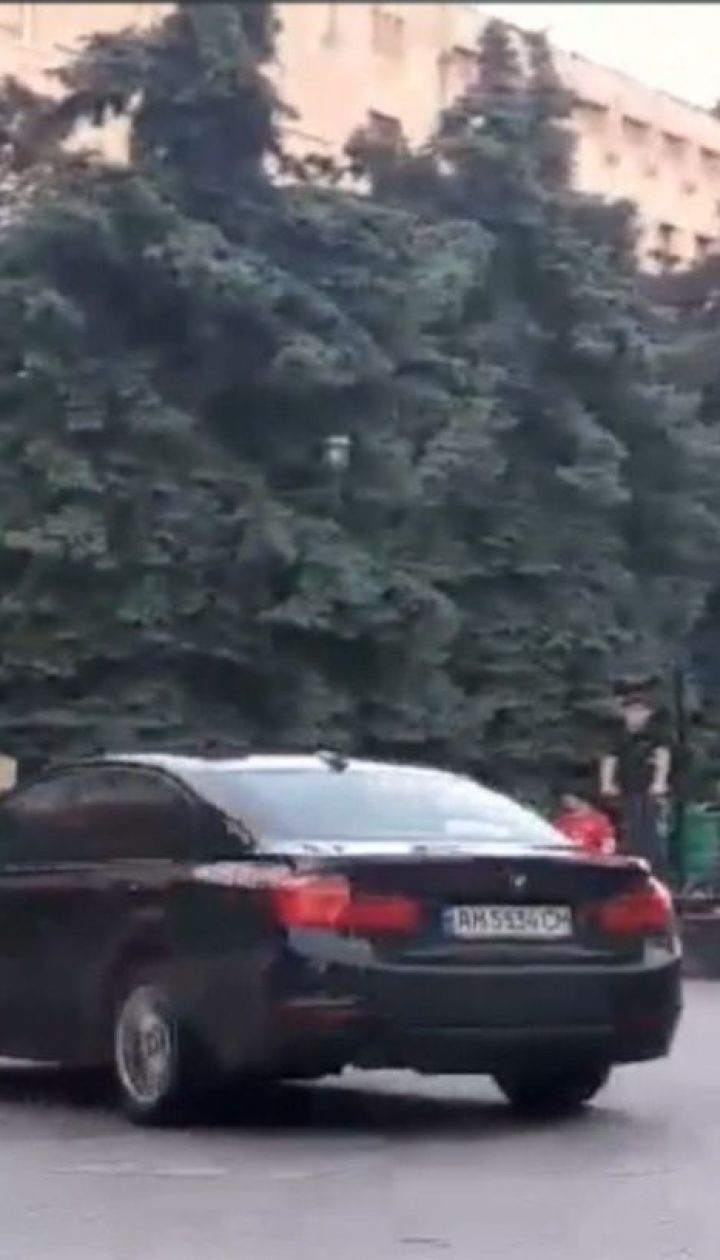У Житомирі поліція зупинила водія, який ганяв тротуарами на своєму БМВ