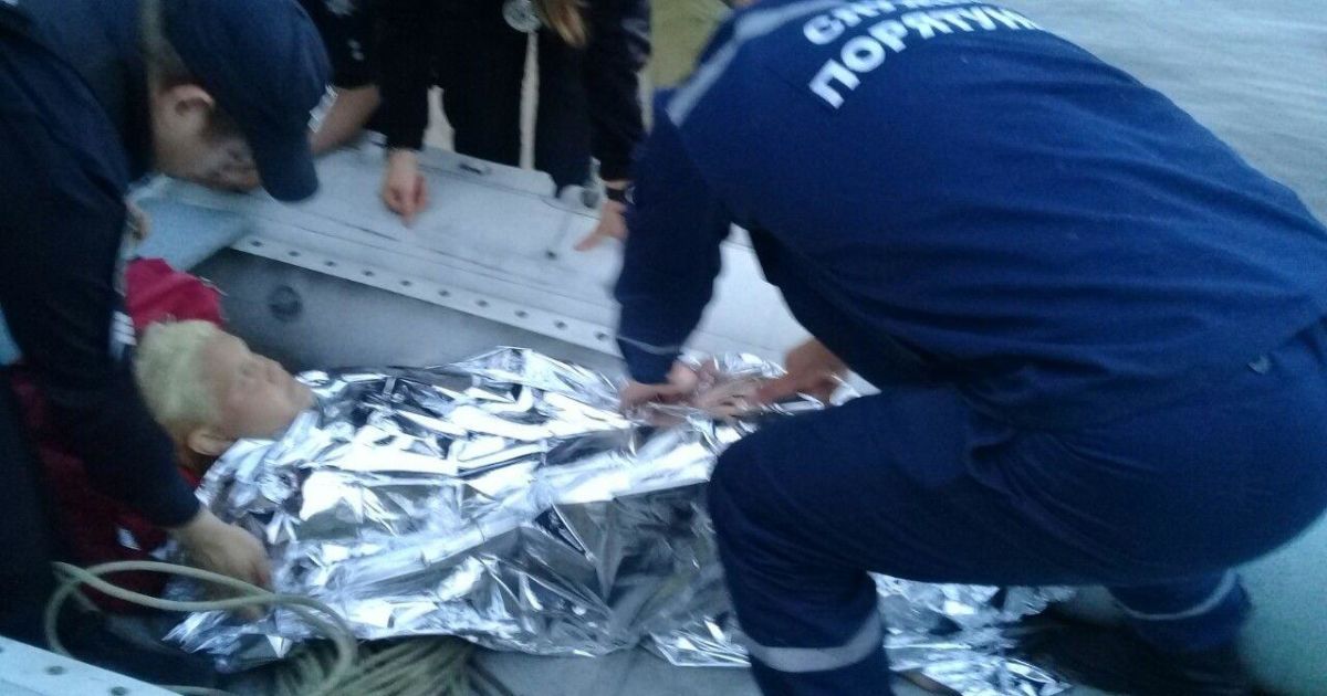 У Києві вночі молода жінка стрибнула із мосту Метро у Дніпро