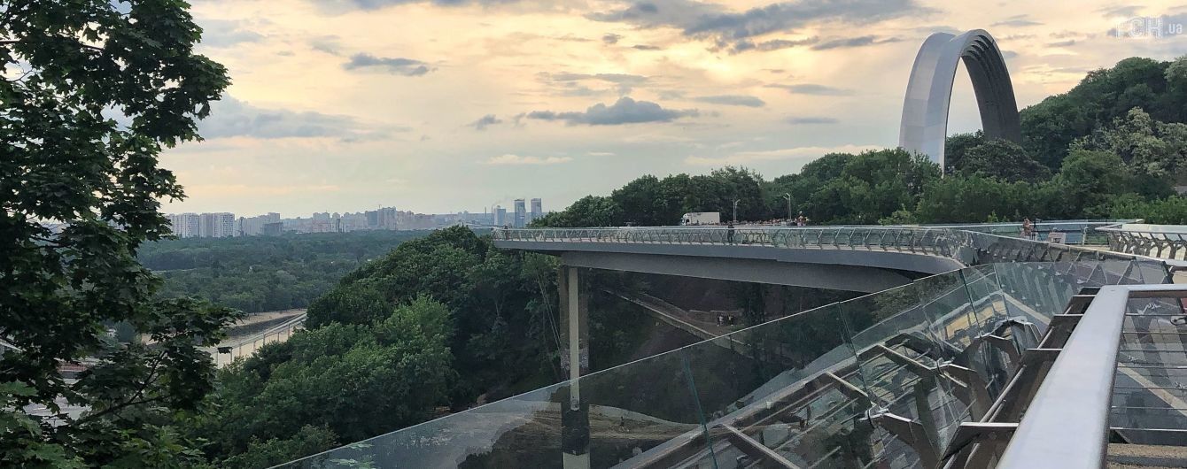 В Киеве ко дню города открыли пешеходно-велосипедный мост