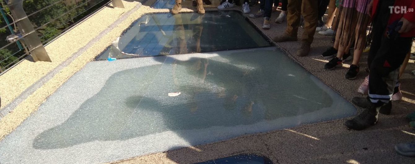 Вандали пошкодили захисну плівку: Кличко проінспектував пошкодження на новому мосту і пообіцяв відновити його протягом доби