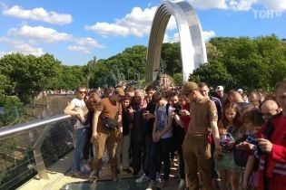 На новому мосту у Києві замінюють скло, що побили напередодні