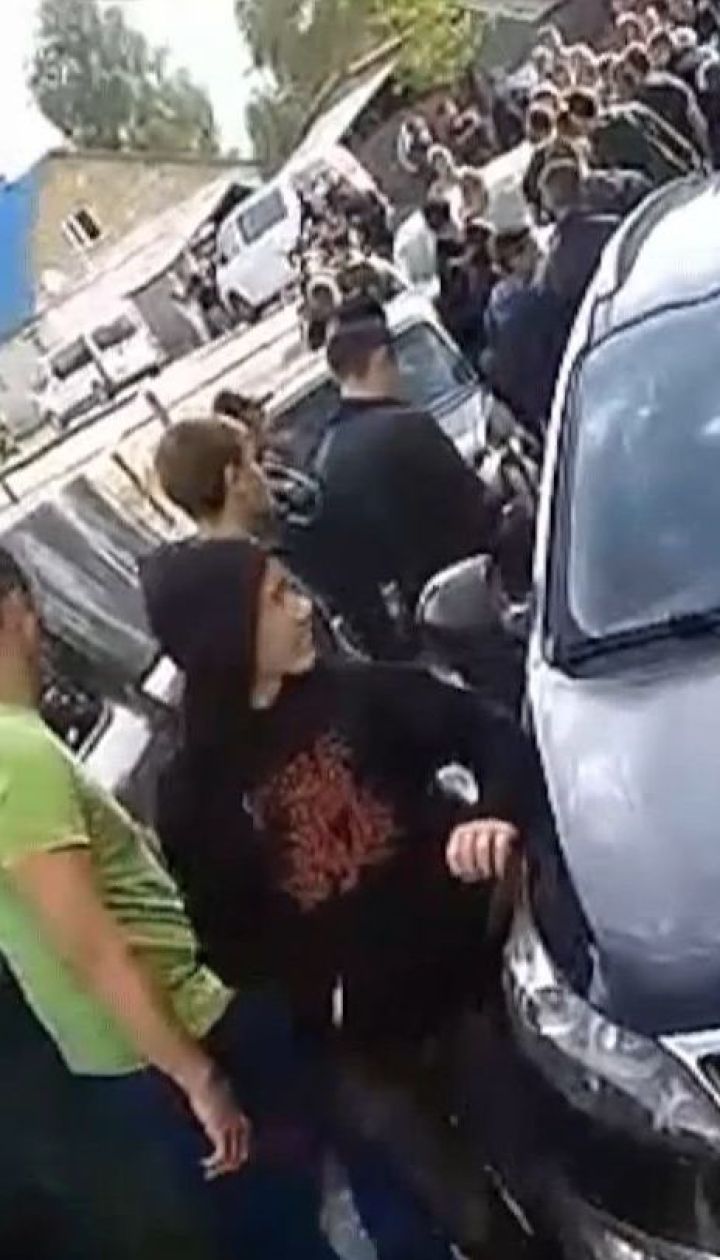 Селяни влаштували штовханину з правоохоронцями, аби ті не проводили обшук на складі депутата райради
