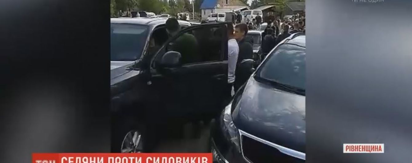 Сотня селян на Рівненщині напала на правоохоронців, які прийшли з обшуком до складу