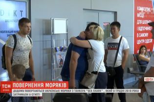 Після піврічного полону у Єгипті п'ятеро українських моряків повернулись додому