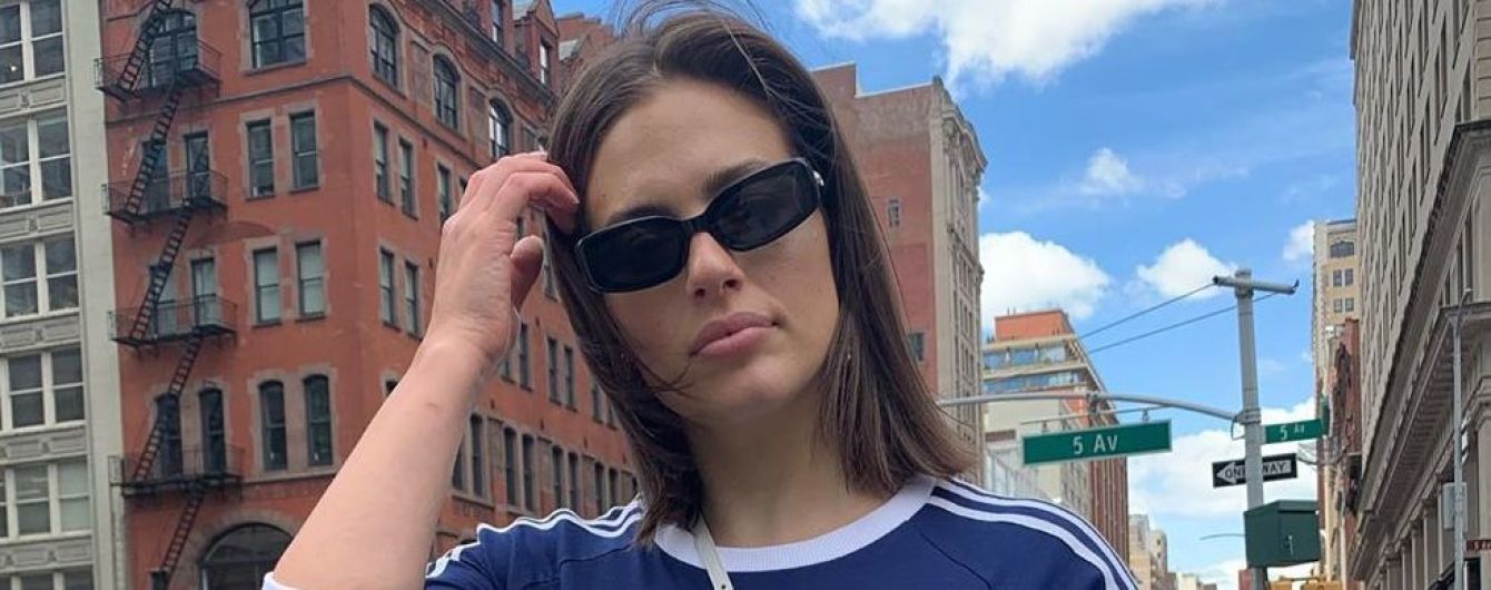 В спортивном мини-платье: модель plus-size Эшли Грэм на прогулке по Нью-Йорку