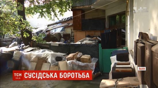 Львів’янин, із квартири якого вивезли 10 тонн сміття, знову захаращив оселю непотребом