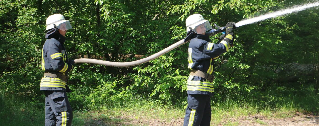 Поблизу Луцька загорівся ліс, рятувальники риють захисні смуги