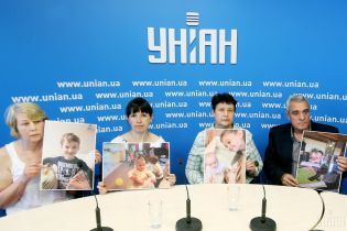 Батьки затриманої у Грузії українки з 10 дітьми просять Зеленського про допомогу
