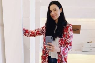 В яскравому халаті і мюлях: Маша Єфросиніна відпочиває на Капрі