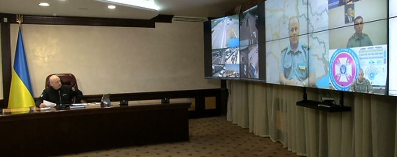 Турчинов та екс-речник Порошенка відреагували на відео Данилюка з порожньою ситуативною кімнатою