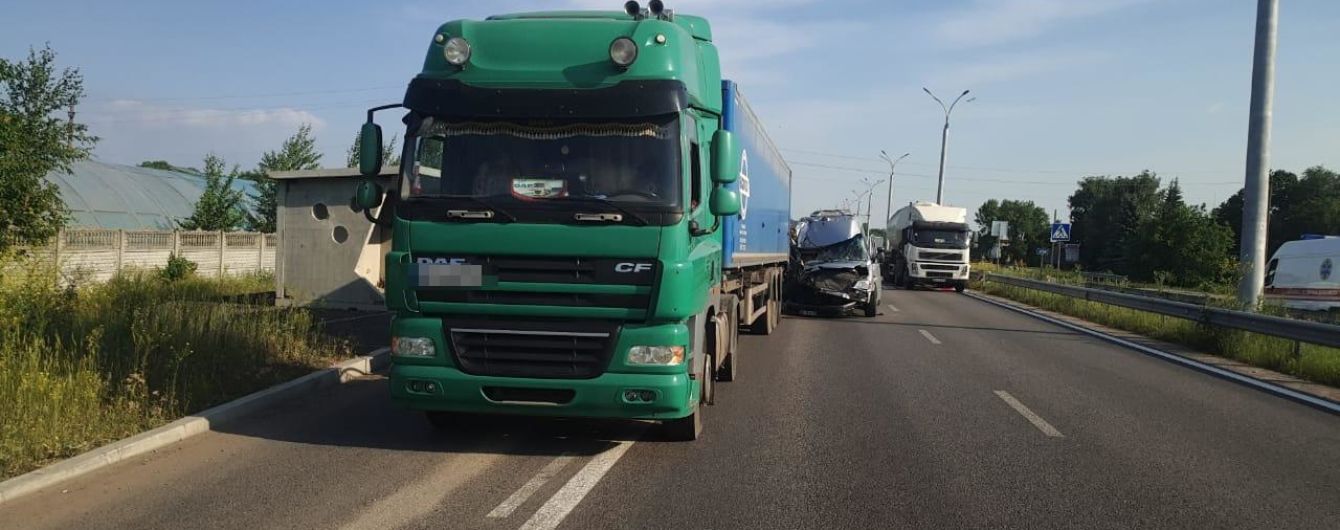Бус із 16 школярами влетів у вантажівку на Дніпропетровщині