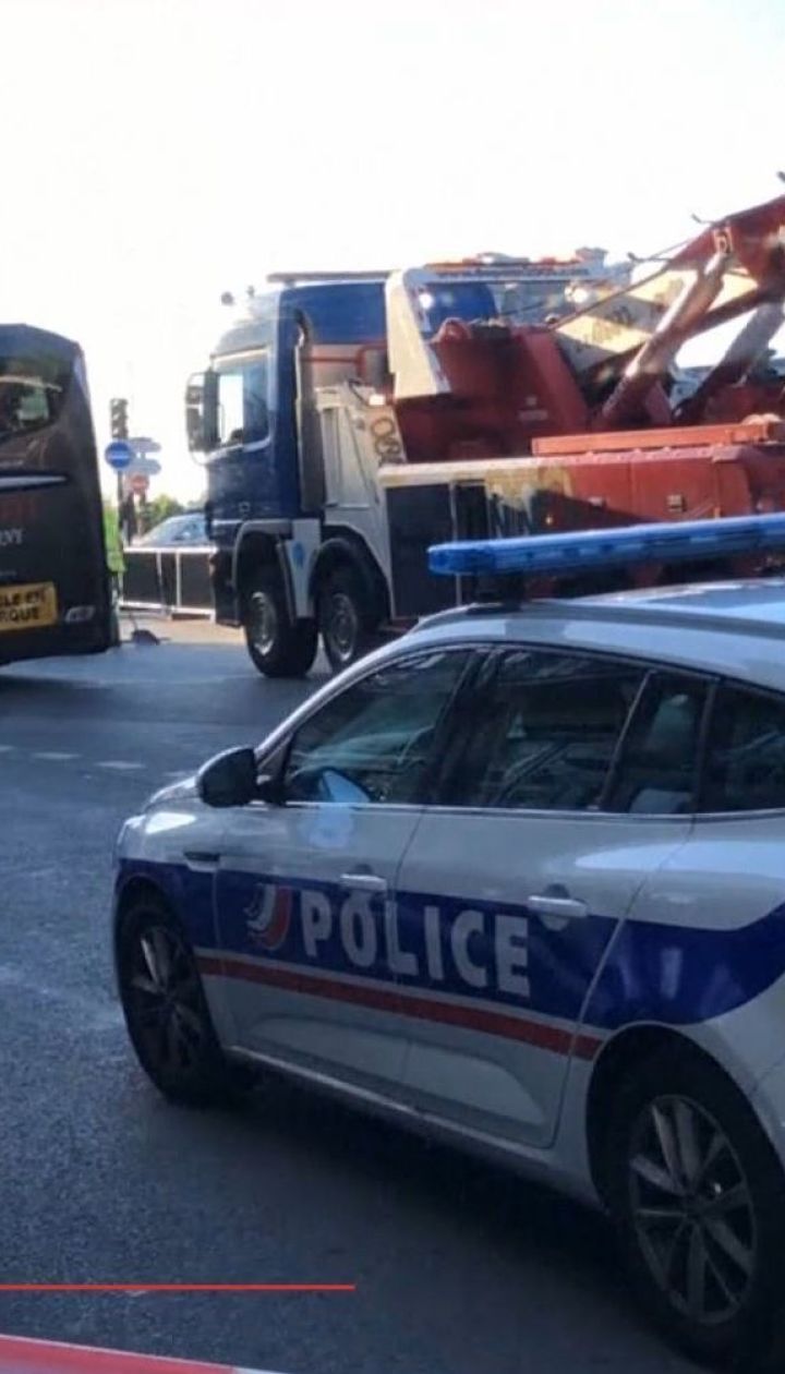 Водитель туристического автобуса совершил аварию и умышленно переехал владельца авто, в которое въехал