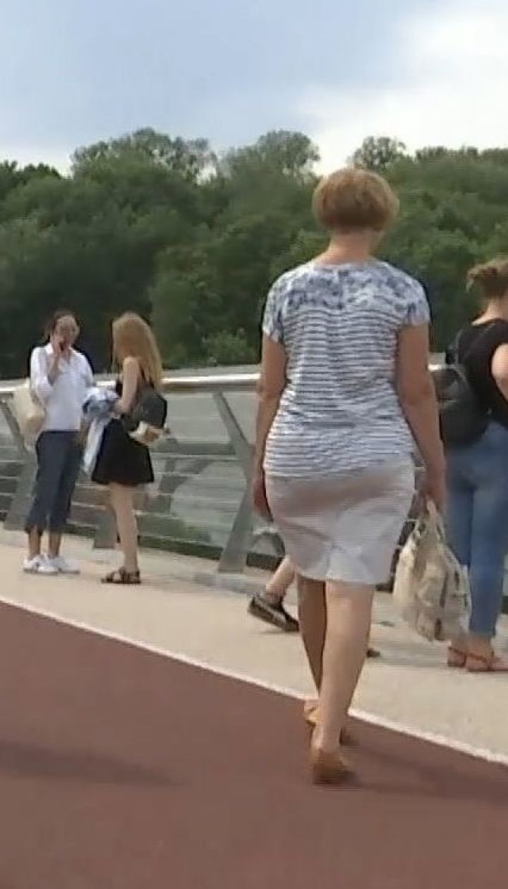 Новый столичный пешеходный мост становится одним из самых популярных мест для уличных торговцев