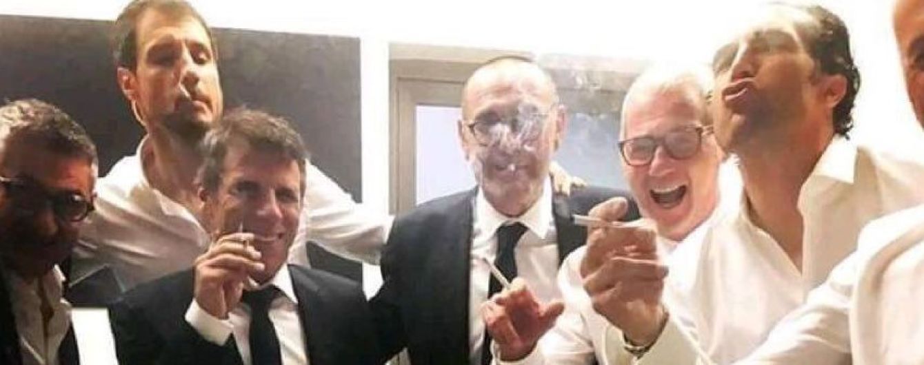 Тренер "Челсі" дістав сигару на полі після перемоги у Лізі Європи, а потім "накурив" увесь штаб