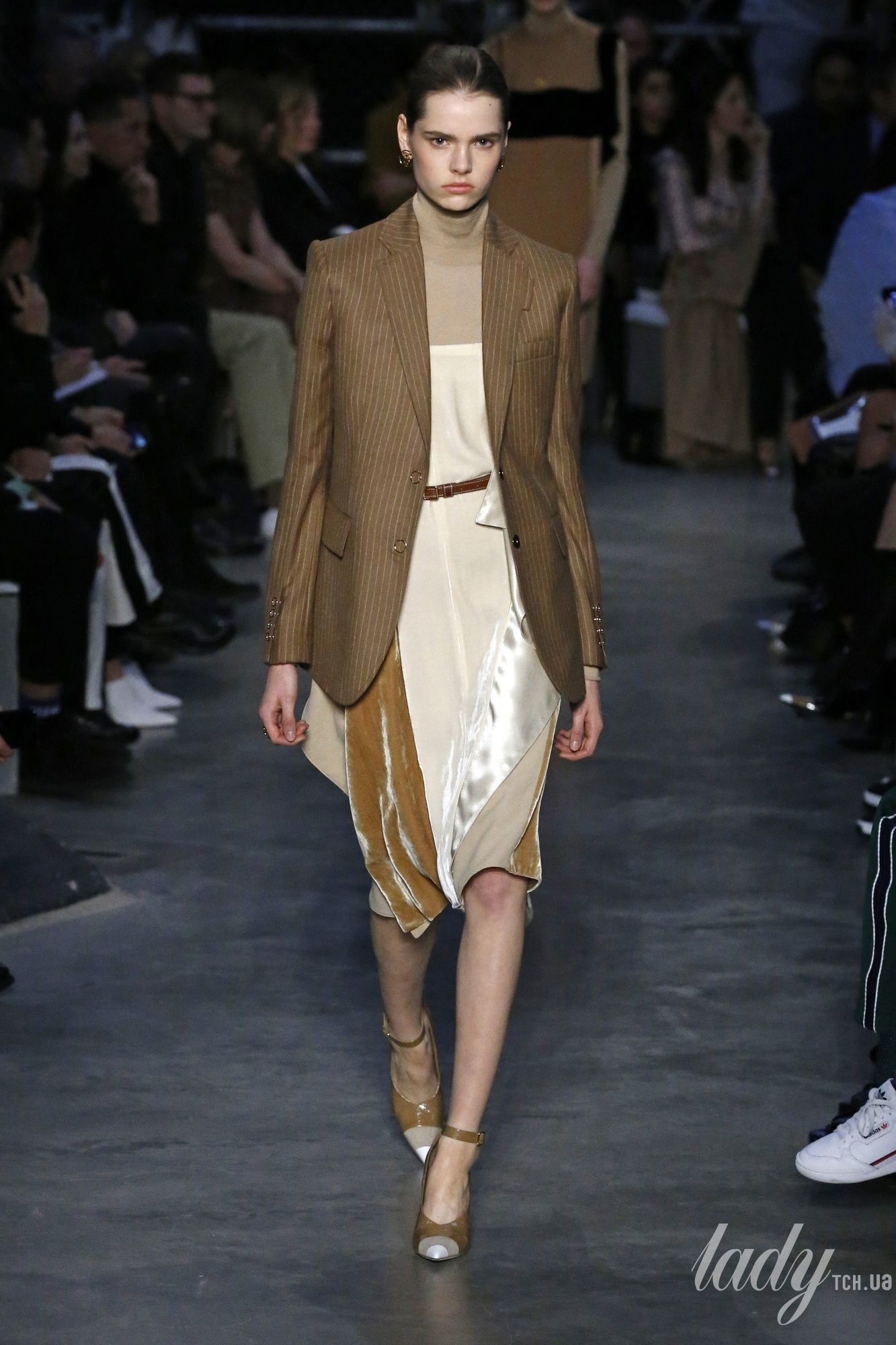 Коллекция Burberry прет-а-порте сезона осень-зима 2019-2020_86