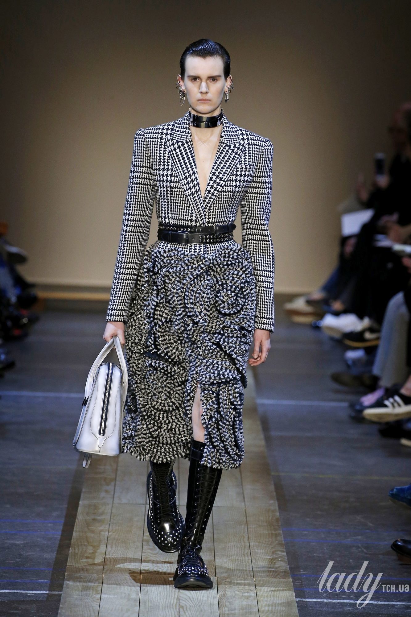 Коллекция Alexander McQueen прет-а-порте сезона осень-зима 2019-2020_14