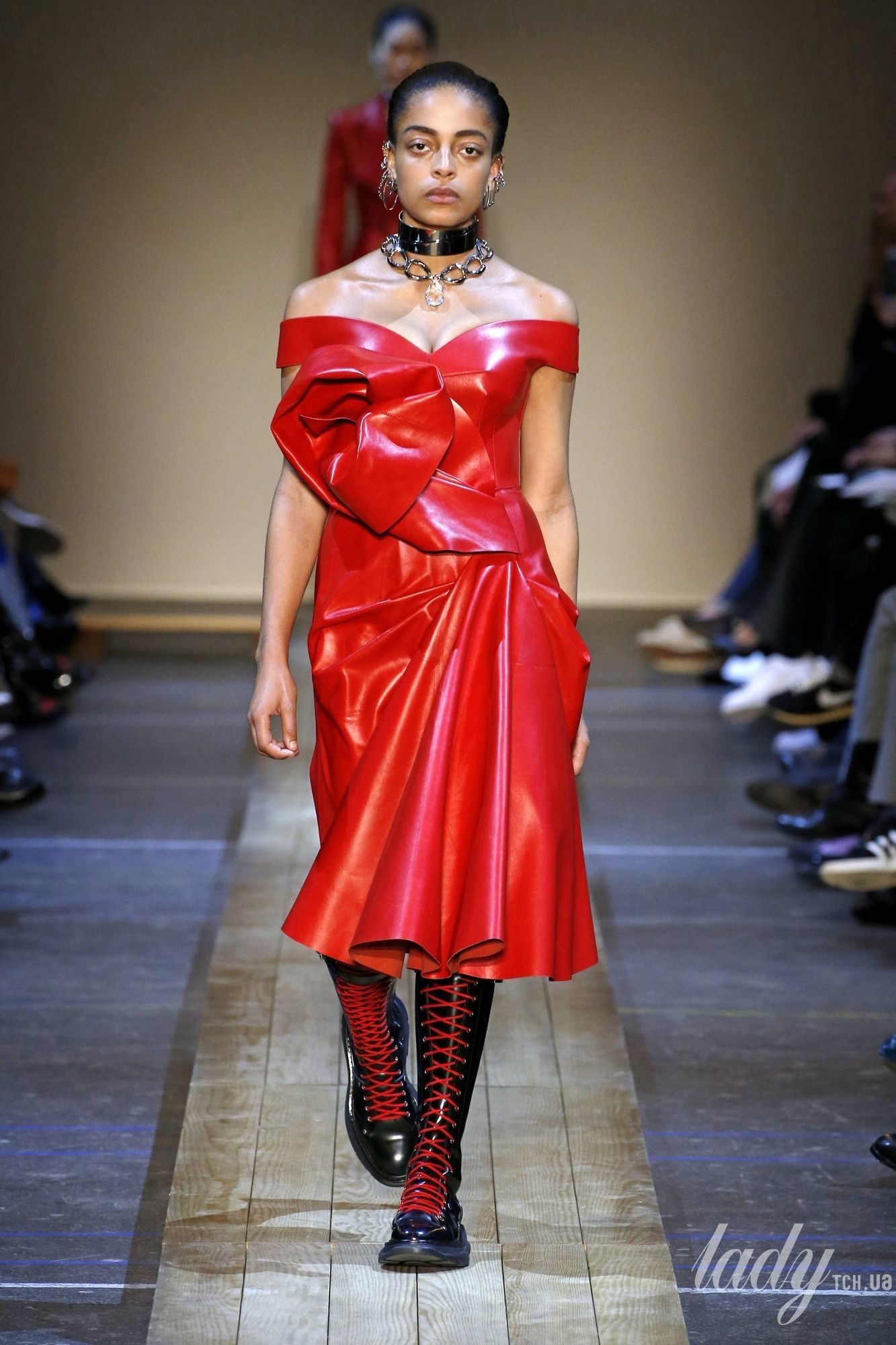 Коллекция Alexander McQueen прет-а-порте сезона осень-зима 2019-2020_21