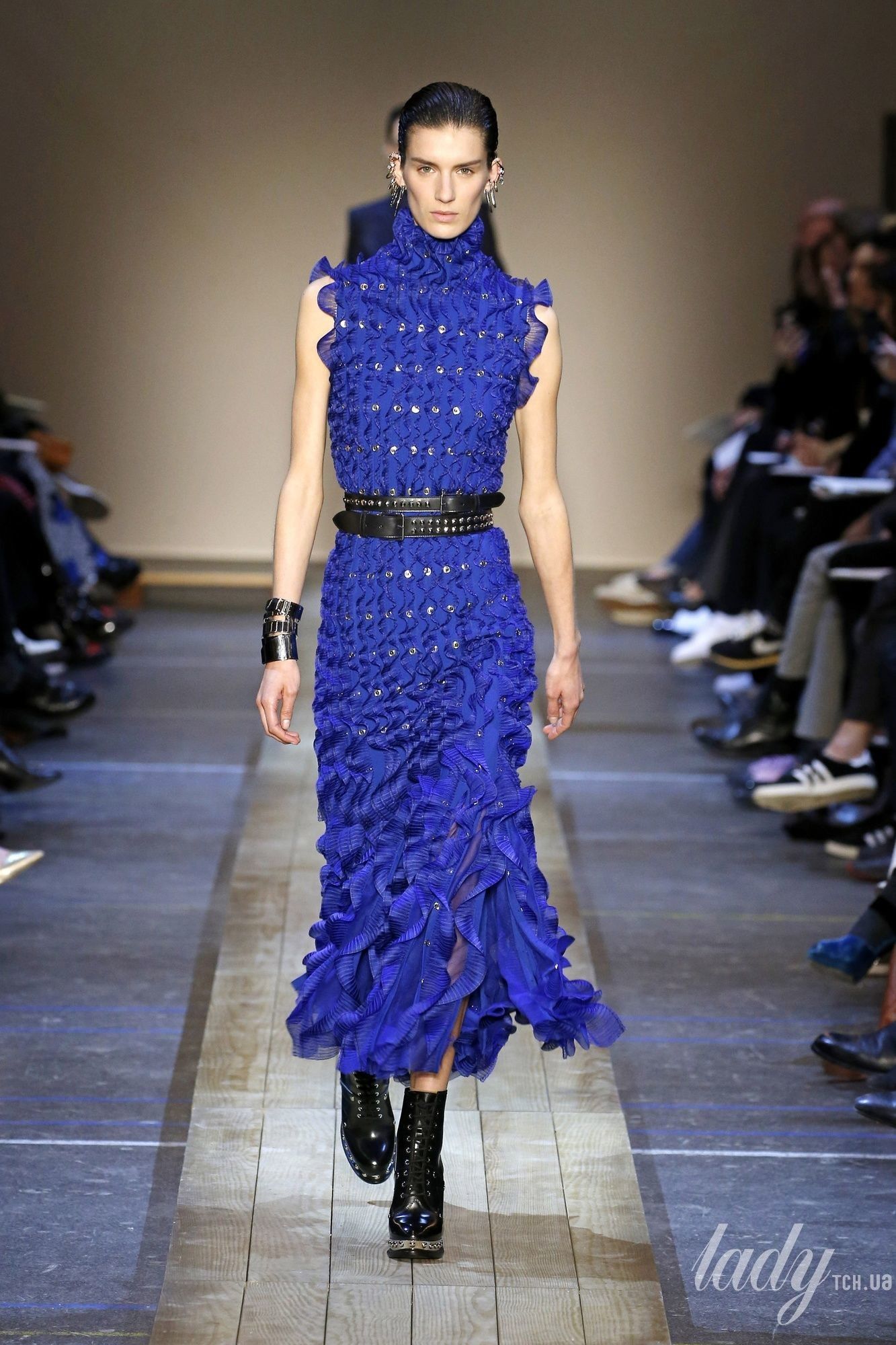 Коллекция Alexander McQueen прет-а-порте сезона осень-зима 2019-2020_17