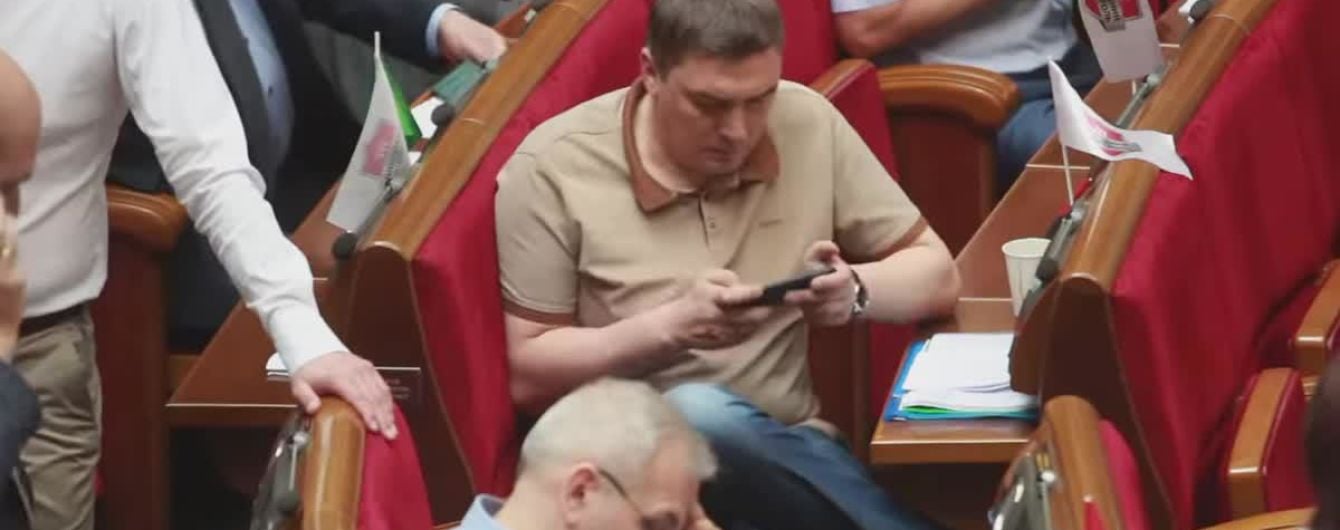 Захоплений грою Добродомов під час засідання та диво-двері посеред стіни у лікарні в Росії. Тренди Мережі